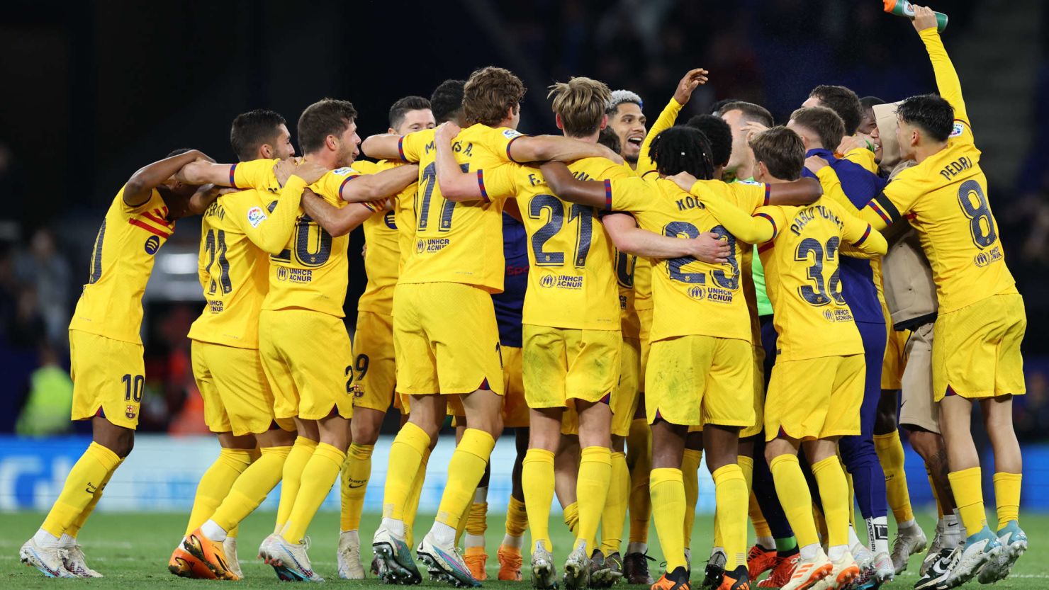 勇士大胜马刺重返西部第六，库里正式退居二线，3大悍将联手爆发.